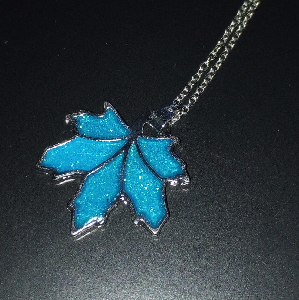 NEW! Stunning Winter Iced Blue & Silver Maple Leaf Necklace - Picture 2 of 7